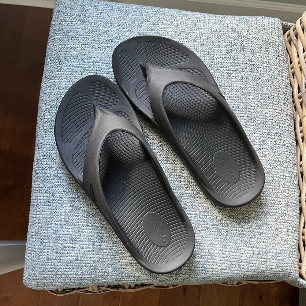 Men’s Oofos original sandals. Men’s size 9. EU 42